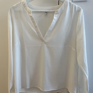Vit blus - Vit blus från NLY trend i storlek 36, använd några få gånger så i väldigt fint skick