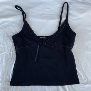 Linne med spets och rosett - (Efterfrågad bundle 2 plagg) Så fint linne med spets och rosett detaljer. Står size 36/38 men skulle säga M+. Mycket urringad så hade varit söt med typ ett vitt linne under. Har ingen bild på för tillfället. Köps via Swish eller köp nu 💋