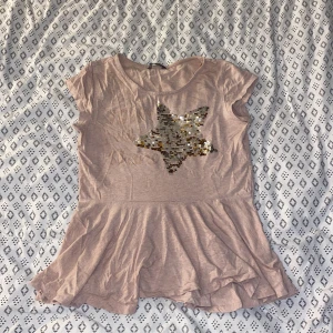 T-shirt st 158/164 - Barn tröja från Lindex som inte är jätte använd. Skulle eventuellt kunna passa en XS. Skriv för fler bilder💕