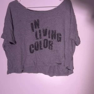 Croptop  - Pösig croptop stor i storleken!