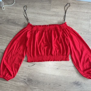 Röd långärmad croptop - djur finns hemma