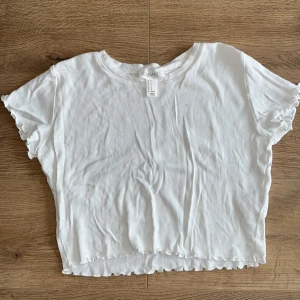 forever 11 vit crop top med volanger - djur finns hemma