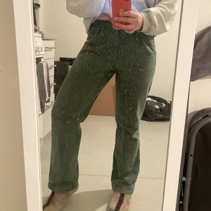 Gröna jeans - Inga defekter, sitter som smäcken men har blivit för små för mig. Passar en storlek 38 (levi’s storlek W27L29). Ge de ett nytt hem!! 🌷 På sista bilden syns den sanna färgen 🌱 jag är 160cm för referens