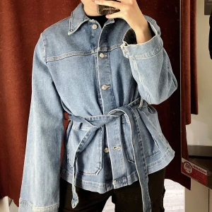 Jeansjacka - Jättefin jeansjacka från Carin Wester. Både snygg öppen och stängd! Använd väldigt få gånger så den är som ny 🦋🫶🏼