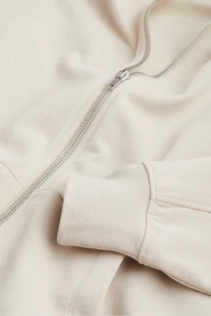 Beige oversize luvtröja med dragkedja  -  säljer denna beiga oversize luv tröja med dragkedja. Storlek S men en större eftersom den är oversize. Hör av dig om du är intresserad. 🫶🏻 Priset kan diskutera  Om man köper mjukisbyxorna från Gina (finns i ett annat inlägg) får du båda för 150kr