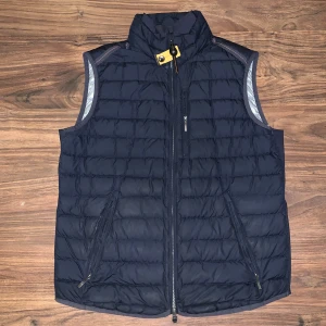 Parajumper Väst  - Säljer min Parajumpers väst i storlek M. Säljer pga den inte passar längre. 