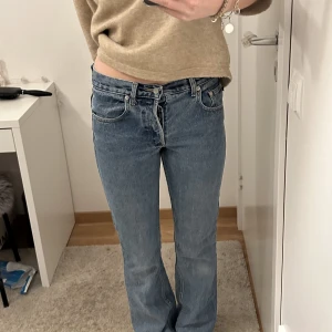 Lågmidjade Ralph lauren jeans - Lågmidjade Ralph lauren jeans. Storleken 34-36 och de passar mig i längden som är 170. Köpte för 700 på second-hand  har nu växt ut ur dem. Skriv gärna om fler frågor💗