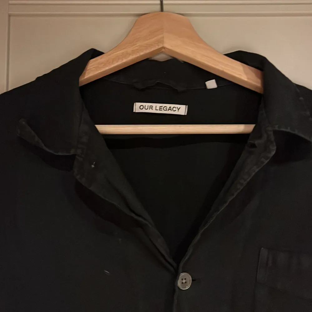 En svart linne skjorta från Ourlegacy . Skjortor.