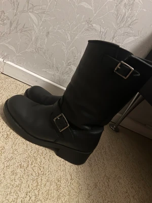 Jonny bults - Säljer dessa skor pga ingen användning av, använda i 1 år ej mer. 