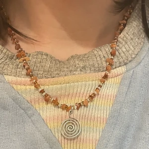 Kristallhalsband - Halsband av kristallen karneol och rostfritt stål🍥