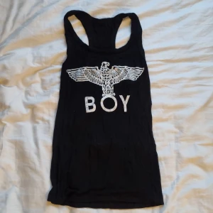 Linne - Linne med tryck. Trycket är slitet. Skulle säga strl S/M men stretchigt så passar nog fler beroende hur man vill ha det. Köparen står för frakt. 