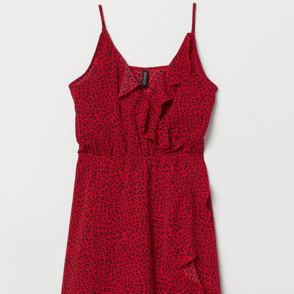 Säljer min sjukt snygga röda leopardklänning,med volanger. . Klänningar.