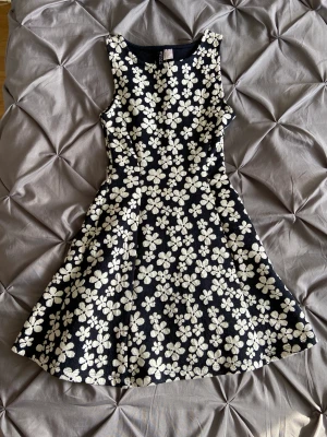 Blommig sommarklänning - En fin blommig klänning i nästan oanvänt skick, perfekt för sommaren, i storlek 32. 💕