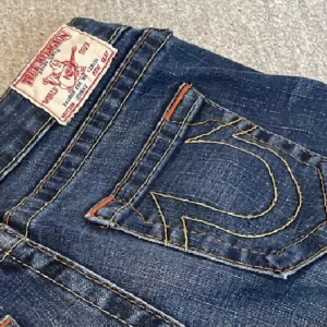 Truereligon jeans - Ett par super snygga truereligion jeans med låg midja💕 innerbenslängden är 79cm och midjemåttet är 82cm🌸Jag är 165 cm lång och de passar perfekt i längden för mig, med och utan skor! 🌸