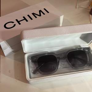 Ett par sprillans nya chimi glasögon i modell 04 färg grå. Jätte fina o bara testade på ett fåtal gånger. Säljer pga vill ha ett par andra och tiden för att lämna tillbaka gick ut. 💓