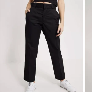 Dickens byxor  - Säljer dessa byxor från Dickies, använd fåtal gånger. Är i storlek W32 passar till M/L. Köpta för 750 säljer för 550 inklusive frakt. 