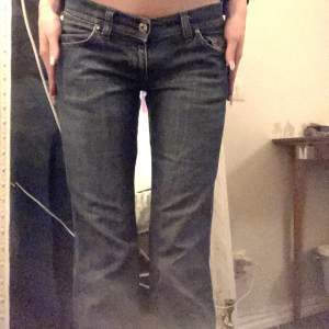 Lågmidjade bootcut jeans från Diesel😍 midjemått 78cm innerbensmått 80cm. Passar så bra på mig 172