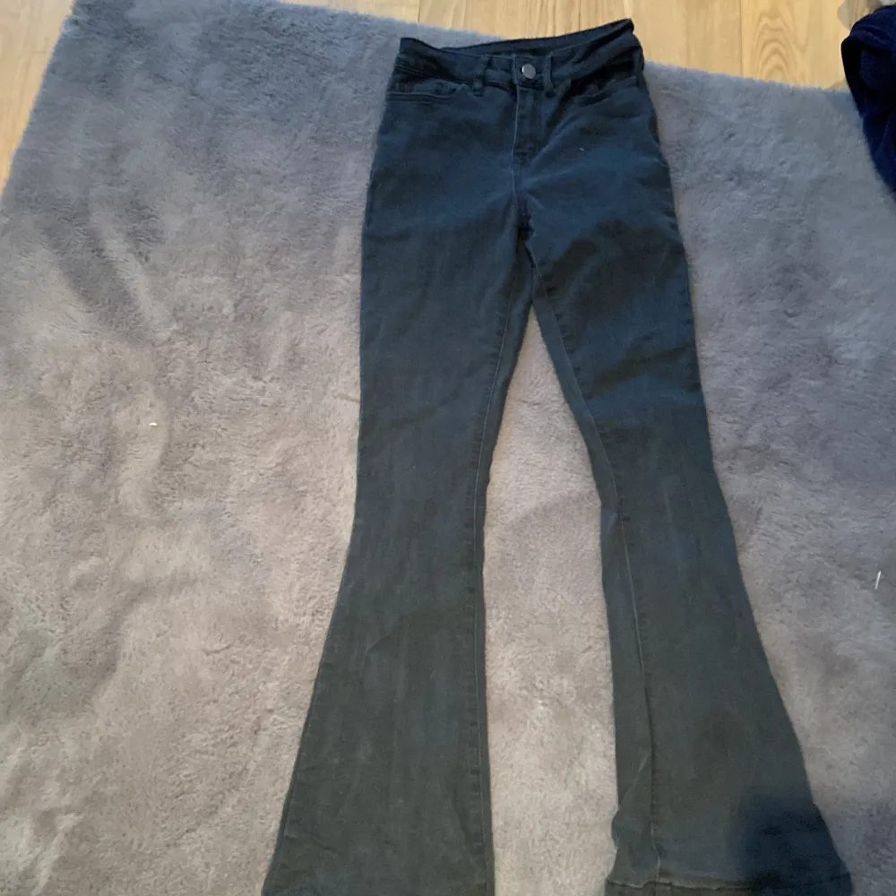  jättesnygga jeans från vila dock så hade blivit försmå men de är  i bra skick ❤️❤️❤️❤️‍🩹❤️‍🩹(original pris 500). Jeans & Byxor.