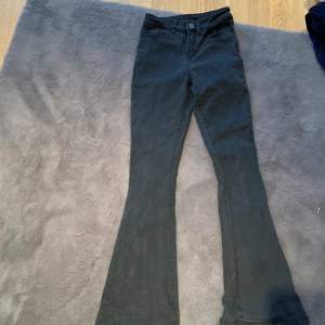  jättesnygga jeans från vila dock så hade blivit försmå men de är  i bra skick ❤️❤️❤️❤️‍🩹❤️‍🩹(original pris 500)