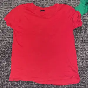 Säljer en röd basic T-shirt från Gina tricot i storlek S. Knappt använd. Du står för frakten!