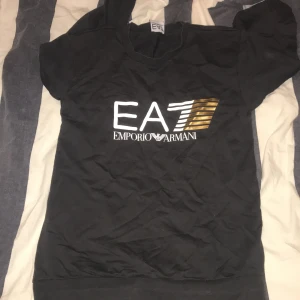 Armani - Säljer denna armani hoodien har använt den 1 gång ny pris runt 1100 säljer för 350