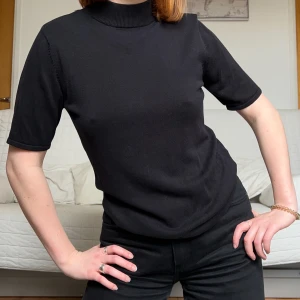 Svart tshirt  - Säljer denna polo-tshirt i storlek 38/40 (passar mig som är storlek 38)❤️