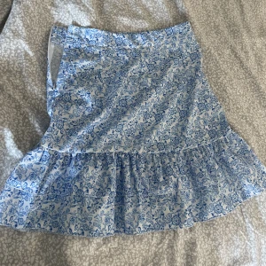 Blommig kjol - Kort sommarkjol från Boohoo i nyskick då den inte passar mig. Storlek 34, har en dragkedja på högersidan. Ord pris 399kr, säljer för 199kr.