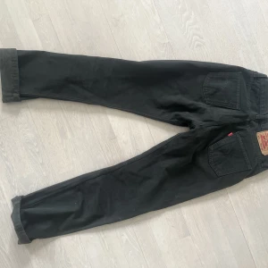  jeans  - Mörkgröna, köpta på humana och använt fåtal gånger, baggy, stora i storlek men insydda i midjan så passar bra på mig som brukar ha s.  Frakt tillkommer eller hämtas i uppsala