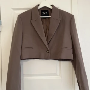 Kavaj - Jättefin croppad kavaj från Zara i storlek M. Sparsamt använd! 