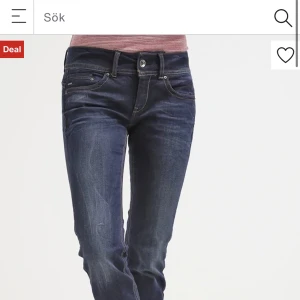 G-star jeans - Jag säljer mina G-star lågmidjade/mid jeans. Köpte de i slutet av augusti och de är väl använda, utan defekter. Dock gick en av två knappar av nästan direkt när jag fick de men knappen har ingen större funktion. Jeansen är i storlek 25/30 möjligen 26/30.