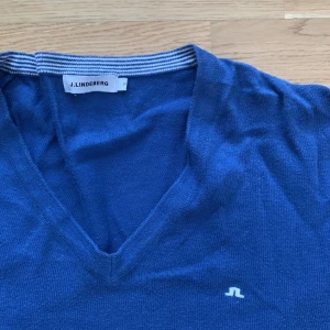 J.Lindeberg tröja -  Säljer min J.Lindeberg tröja då den har blivit liten på mig. Tröjan är i väldigt bra skick och finns inga fel.