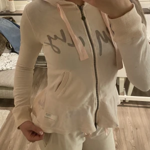 Mjukis set från  - Odd Molly som säljs då det är för litet. Tyvärr har tröjan  fläckar som jag försökt tvätta bort med endast tvättmedel (kan fungera med fläckborttagning). Säljs helst tillsammans men kan komma överens om pris för enskilda plagg. ord pris 1600kr