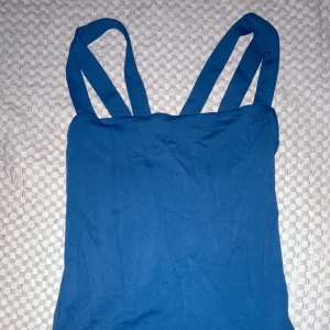 Body  - En blå/grön body från Bikbok som är använd en gång. Passar perfekt att ha till ett par kostymbyxor. 