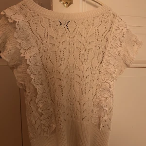 Virkad topp - Finaste virkade/stickade toppen ifrån Lindex som är super-poppis!💕Perfekt skick. Krämvit/beige 