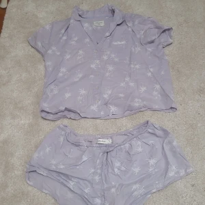 Pyamas Hollister korta ärmar och ben - Tunn skön pyamas med korta ärmar och ben från Hollister. Inte mycket använd, väldigt gott skick.