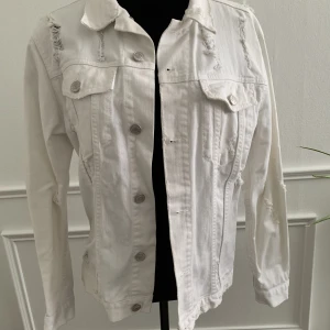 Jacka  - Jeansjacka men slitna detaljer. 