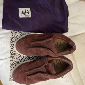 Eytys - Säljer dessa as feta vinröda Eytys i modellen ”Doja”. Köptes för ca ett halv år sedan, säljer pga försmå. Rätt bra skick!! Storlek 35!! Säljs inte längre❤️❤️Dustbag medföljer!! Köptes för 2 000kr💗💗