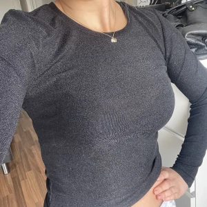 Glittrig tröja - Glittrig lpngärmad ifrån SOAKED, jätteskön inuti och jättestretchig 💗
