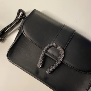 Väska  - Har tyvärr aldrig fått användning av den och därför säljer jag den, annars är den superfin!❤️ hör av er vid intresse eller frågar.