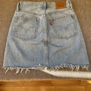 Jeans kjol💗 - En Levis kjol i storlek 26 som är använd fåtal gånger. Köpt för 600kr säljer för 160kr. Passar perfekt till sommaren💗