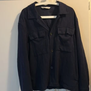 Zara Overshirt - Ett otroligt skönt plagg med snygga bröstfickor. Den har ett mjukt material. Storlek L