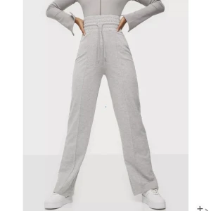 Extremt högmidjade byxor - Extremt högmidjade mjukisbyxor 