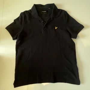 Lyle&Scott polo t-shirt - Jättefint skick använts ett få tal gånger. Köptes för 599kr. Det går att posta eller träffas upp :)