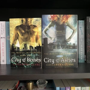 Böcker - Första och andra boken i the mortal instruments series av Cassandra Clare. Ingen bruten rygg och inga stora skador. 50kr styck eller 90kr för båda. De råkar vara lite olika storlekar dock.