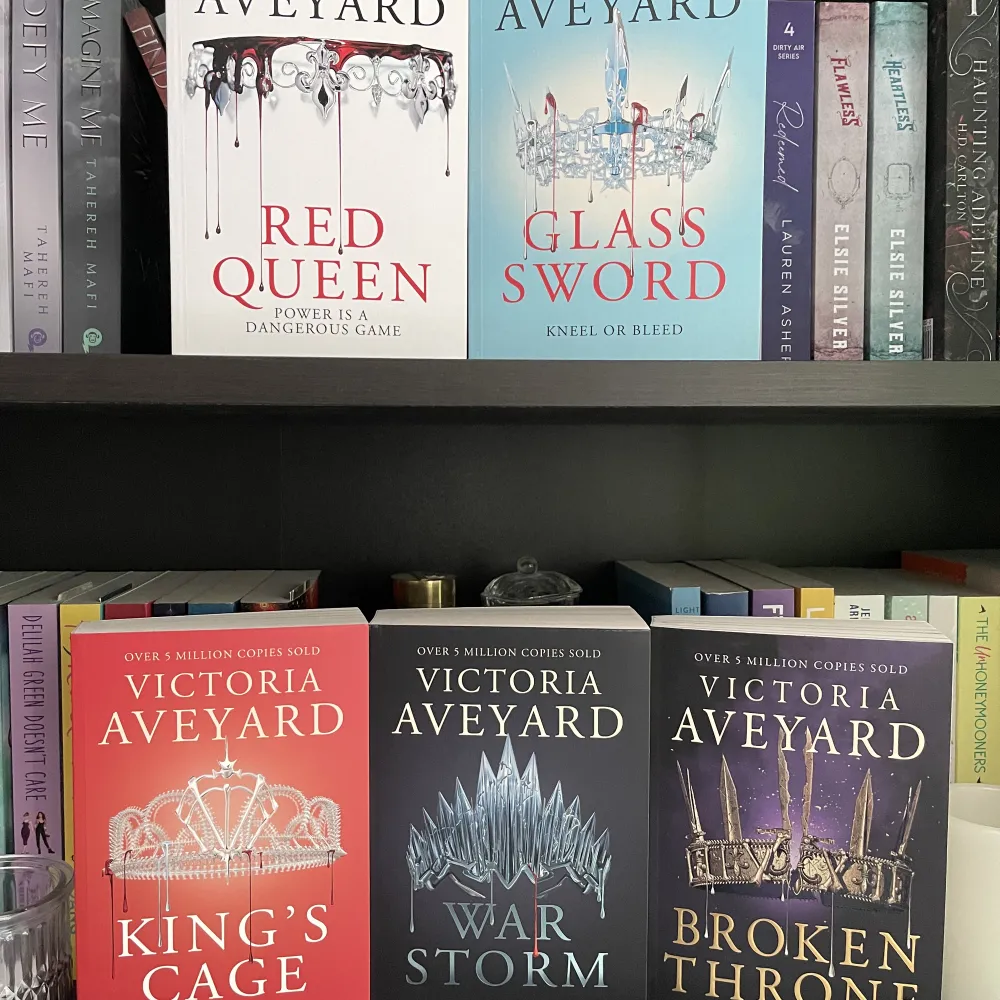 The Red Queen series av Victoria Aveyard! Fem böcker i jätte bra skick. Olästa och orörda. Inga skador alls. Säljer för att ränsa bokhyllan🥲 85kr styck eller 400kr för alla. Frakt eller mötas upp, du väljer! . Böcker.