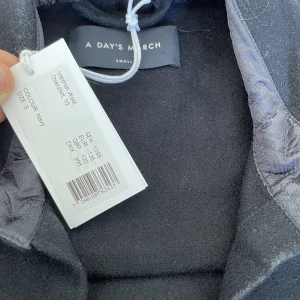 Overshirt ull  - Kosta 1300kr nypris så jag säljer för 500kr nu och den är helt ny. Oanvänd