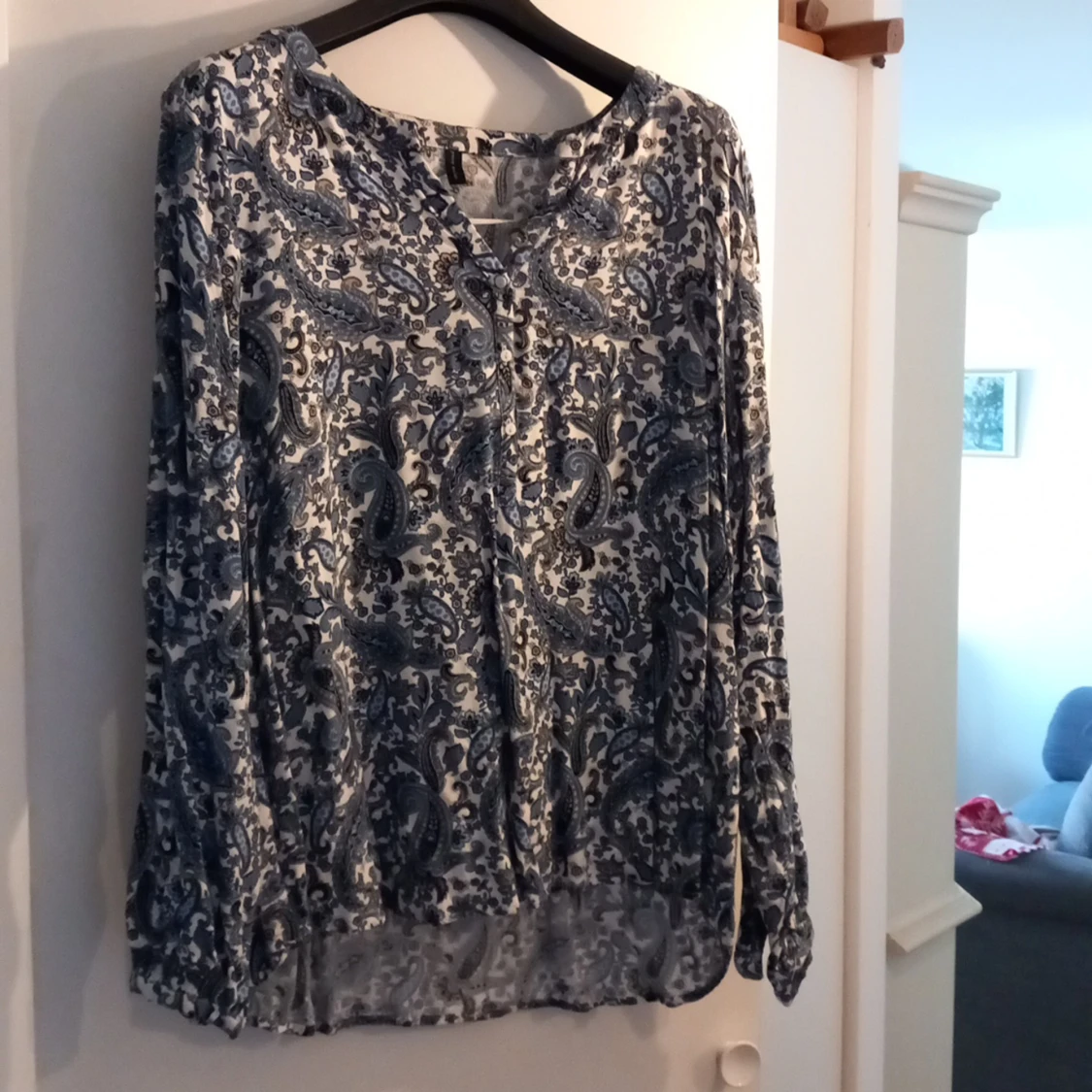Två snygga blusar.En svart i satin. Den blåmönstrade i bomullstyg. Storlek 52-54