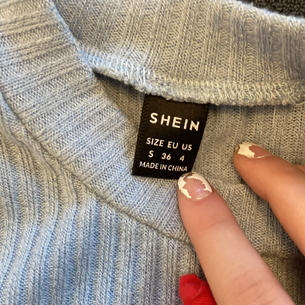 Jättefint linne från Shein. Säljer pga aldrig kommit till användning.. T-shirts.
