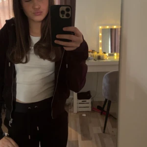 Juicy tröja - Hej! Försöker Sälja min svarta juicy tröja nu igen då inga seriösa bud. Tröjan är köpt i december o knappt använd. Pris kan pratas om