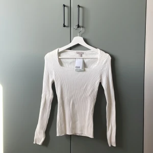 Tight tröja - Vit tight tröja från H&M med lappen kvar. För stor för mig